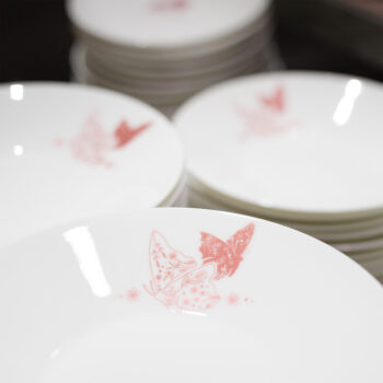 Vneste do svojho sviatočného stolovania eleganciu a sviežosť jari s hlbokým tanierom z kolekcie Premium Platinum Line Easter. Tento exkluzívny tanier, vyrobený z prémiového Bone China porcelánu, zdobí ručne aplikovaný zlato-ružový motív s jemnými jarnými prvkami, ktoré symbolizujú nový začiatok a prebúdzajúcu sa prírodu. Precízne línie a sofistikovaný dizajn premenia každé jedlo na výnimočný zážitok. Každý tanier je starostlivo vytvorený našimi dizajnérmi v keramickom Solateliéri. Táto jedinečná kolekcia je dostupná v limitovanom množstve, preto neodkladajte svoju objednávku a doprajte si dotyk sviatočného luxusu do svojej domácnosti ešte dnes.