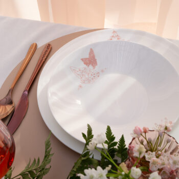 Vneste do svojho sviatočného stolovania eleganciu a sviežosť jari s hlbokým tanierom z kolekcie Premium Platinum Line Easter. Tento exkluzívny tanier, vyrobený z prémiového Bone China porcelánu, zdobí ručne aplikovaný zlato-ružový motív s jemnými jarnými prvkami, ktoré symbolizujú nový začiatok a prebúdzajúcu sa prírodu. Precízne línie a sofistikovaný dizajn premenia každé jedlo na výnimočný zážitok. Každý tanier je starostlivo vytvorený našimi dizajnérmi v keramickom Solateliéri. Táto jedinečná kolekcia je dostupná v limitovanom množstve, preto neodkladajte svoju objednávku a doprajte si dotyk sviatočného luxusu do svojej domácnosti ešte dnes.