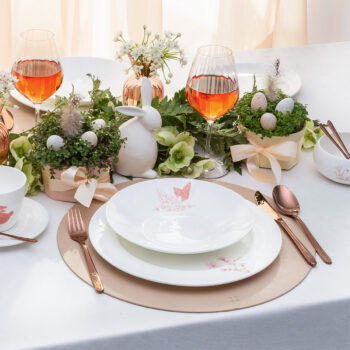 Vneste do svojho sviatočného stolovania eleganciu a sviežosť jari s hlbokým tanierom z kolekcie Premium Platinum Line Easter. Tento exkluzívny tanier, vyrobený z prémiového Bone China porcelánu, zdobí ručne aplikovaný zlato-ružový motív s jemnými jarnými prvkami, ktoré symbolizujú nový začiatok a prebúdzajúcu sa prírodu. Precízne línie a sofistikovaný dizajn premenia každé jedlo na výnimočný zážitok. Každý tanier je starostlivo vytvorený našimi dizajnérmi v keramickom Solateliéri. Táto jedinečná kolekcia je dostupná v limitovanom množstve, preto neodkladajte svoju objednávku a doprajte si dotyk sviatočného luxusu do svojej domácnosti ešte dnes.