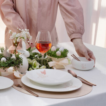 Vneste do svojho sviatočného stolovania eleganciu a sviežosť jari s hlbokým tanierom z kolekcie Premium Platinum Line Easter. Tento exkluzívny tanier, vyrobený z prémiového Bone China porcelánu, zdobí ručne aplikovaný zlato-ružový motív s jemnými jarnými prvkami, ktoré symbolizujú nový začiatok a prebúdzajúcu sa prírodu. Precízne línie a sofistikovaný dizajn premenia každé jedlo na výnimočný zážitok. Každý tanier je starostlivo vytvorený našimi dizajnérmi v keramickom Solateliéri. Táto jedinečná kolekcia je dostupná v limitovanom množstve, preto neodkladajte svoju objednávku a doprajte si dotyk sviatočného luxusu do svojej domácnosti ešte dnes.