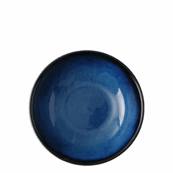 Nasledujte trendy a obohaťte svoj interiér o unikátne kúsky z línie Gaya, ktoré hrajú farbou roka 2020 – Classic Blue. Klasická modrá pripomína oblohu za súmraku alebo farbu oceánu. Je elegantná, majestátna a reprezentuje základňu na to, aby sme boli schopní posunúť sa do novej éry. Preto sme ňou vyzdobili aj tento hlboký tanier. Vďaka nemu budú chvíľky s najbližšími pri spoločnom stole aj estetickým zážitkom. Vďaka reaktívnej glazúre je každý kus originál, preto sa farebným odtieňom či vzorom môže líšiť od produktu na fotografii.