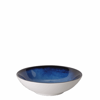 Nasledujte trendy a obohaťte svoj interiér o unikátne kúsky z línie Gaya, ktoré hrajú farbou roka 2020 – Classic Blue. Klasická modrá pripomína oblohu za súmraku alebo farbu oceánu. Je elegantná, majestátna a reprezentuje základňu na to, aby sme boli schopní posunúť sa do novej éry. Preto sme ňou vyzdobili aj tento hlboký tanier. Vďaka nemu budú chvíľky s najbližšími pri spoločnom stole aj estetickým zážitkom. Vďaka reaktívnej glazúre je každý kus originál, preto sa farebným odtieňom či vzorom môže líšiť od produktu na fotografii.