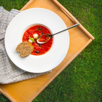 Univerzálny hlboký gourment tanier z línie Premium Platinum Line je kompromisom moderných i osvedčených tvarov. Tento porcelán je klasickou voľbou a osloví každú generáciu. Priemer: 30 cm