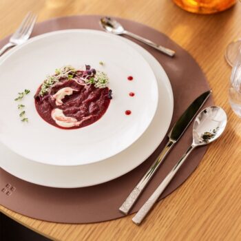 Univerzálny hlboký gourment tanier z línie Premium Platinum Line je kompromisom moderných i osvedčených tvarov. Tento porcelán je klasickou voľbou a osloví každú generáciu. Priemer: 30 cm