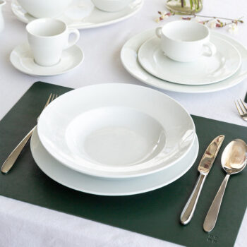 Univerzálny plytký tanier na cestoviny z porcelánu v minimalistickom dizajne je vhodný pre všetky príležitosti spojené so stolovaním. Tento porcelán ocenia nároční zákazníci v každej domácnosti. Tanier je vhodný do umývačky riadu aj mikrovlnnej rúry.