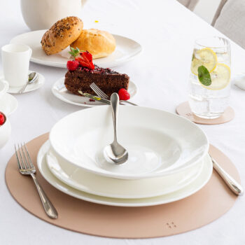 Univerzálny tanier na cestoviny z línie Premium Platinum Line je kompromisom moderných i osvedčených tvarov. Tento porcelán je klasickou voľbou a osloví každú generáciu.
