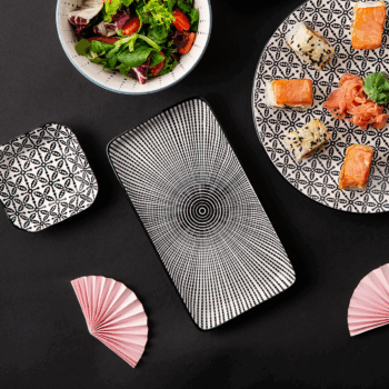 Ste fanúšikom sushi? Na jeho podávanie sa skvele hodí porcelánový tanier z kolekcie Elements Asia Fire. Dizajn taniera dodá vášmu stolovaniu atmosféru ďalekého východu a v kombinácii s obľúbeným japonským pokrmom zažijete ten pravý ázijský zážitok.