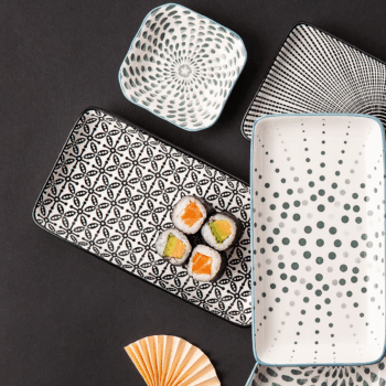 Porcelánový tanier z kolekcie Elements Asia Wood sa skvele hodí na servírovanie sushi. Spojením populárneho japonského jedla a ručne maľovaného dizajnu sa váš stôl ponorí do štýlu krajiny vychádzajúceho slnka.