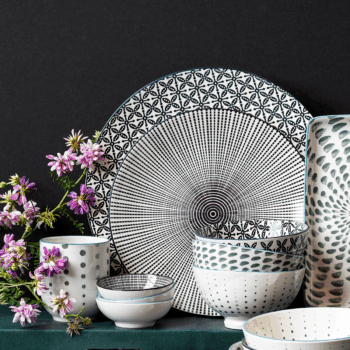 S porcelánovým tanierom z kolekcie Elements Asia Wood sa pomyselne ocitnete na ďalekom východe. Jeho dizajn tvorí ručne maľovaný čiernobiely dekor. Aby ste dosiahli ten pravý ázijský zážitok, odporúčame na ňom servírovať napríklad Kung Pao.