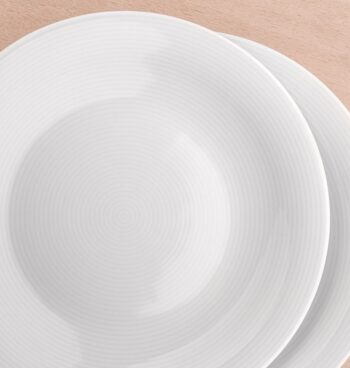 Priemer taniera 270 mm Set porcelánových plytkých tanierov z línie Basic Chic. Elegantný detail letokruhov na bielom porceláne môžete použiť na každú príležitosť. Je vhodný do umývačky riadu aj mikrovlnnej rúry.