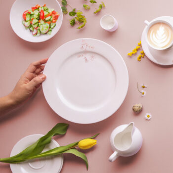 Rozžiarte svoje sviatočné stolovanie s plytkým tanierom z kolekcie Premium Platinum Line Easter. Tento jedinečný kúsok, vyrobený z prvotriedneho Bone China porcelánu, zdobia jemné jarné motívy, ktoré dokonale vystihujú sviežosť a pôvab prebúdzajúcej sa prírody. Elegantné línie a precízne spracovanie každého detailu zaručujú výnimočný zážitok pri vašom sviatočnom stole. Každý kus je starostlivo zdobený našimi dizajnérmi v keramickom Solateliéri. Táto jedinečná kolekcia je dostupná v limitovanom množstve, preto neodkladajte svoju objednávku a pridajte si kúsok jarnej elegancie do svojej domácnosti ešte dnes.