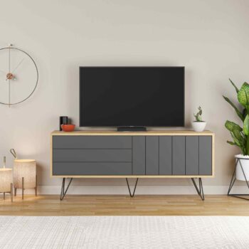 KYOKU TV Stolík: Elegancia pre vašu obývaciu izbu Zariaďte svoju obývaciu izbu s najnovším KYOKU TV stolíkom, ktorý kombinuje funkcionalitu s moderným dizajnom.  Typ tovaru: TV stolík Materiál: Vysoko kvalitný melamín, VT laminát a lesklé kovové prvky Rozmer: 57 x 139 x 36 cm Farba: Prírodný dub doplnený o elegantný antracit Funkcia: Systém push to open pre jednoduché otváranie Vybavenie: Výklopné priehradky na uskladnenie vašich multimediálnych zariadení Tvar: Obdĺžnikový a rovný dizajn pre moderný vzhľad Hrúbka materiálu: Robustná 18mm konštrukcia zaručuje dlhú životnosť  Nechajte svoju obývačku vyniknúť s KYOKU TV stolíkom. Ideálna voľba pre tých, ktorí hľadajú kvalitu a štýl v jednom.