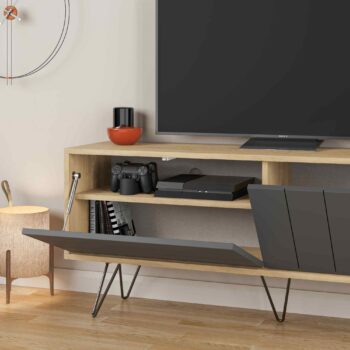KYOKU TV Stolík: Elegancia pre vašu obývaciu izbu Zariaďte svoju obývaciu izbu s najnovším KYOKU TV stolíkom, ktorý kombinuje funkcionalitu s moderným dizajnom.  Typ tovaru: TV stolík Materiál: Vysoko kvalitný melamín, VT laminát a lesklé kovové prvky Rozmer: 57 x 139 x 36 cm Farba: Prírodný dub doplnený o elegantný antracit Funkcia: Systém push to open pre jednoduché otváranie Vybavenie: Výklopné priehradky na uskladnenie vašich multimediálnych zariadení Tvar: Obdĺžnikový a rovný dizajn pre moderný vzhľad Hrúbka materiálu: Robustná 18mm konštrukcia zaručuje dlhú životnosť  Nechajte svoju obývačku vyniknúť s KYOKU TV stolíkom. Ideálna voľba pre tých, ktorí hľadajú kvalitu a štýl v jednom.