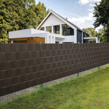 Tieniace pásy na plot s rozmermi 19 cm x 35 m v hnedej farbe