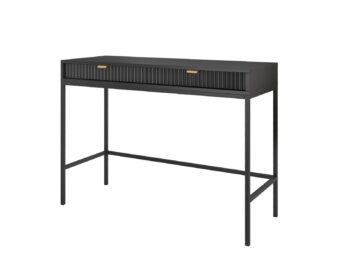 Dizajnový sektor NEW dodá Vašej obývacej miestnosti štýl. Pri sektore NEW sú použité najnovšie trendy v dizajne nábytku a kvalitný materiál. Korpus je vyrobený z 16mm LTD odolnej voči poškriabaniu, na dvierkach je použitá 18mm MDF riflovaná doska a úchyty sú hliníkové v zlatom farebnom prevedení. Všetky hrany sektoru NEW sú chránené ABS páskou.Toaletný stolík T104 má dve zásuvky. Materiál: 16mm LTD, ABS hrany, hliníkové zlaté úchyty, 18mm MDF riflovaná doska na dvierkachRozmer (ŠxVxH) : 104 x 78 x 50 cmVýška nožičiek: 20 cm Farebné prevedenie : čiernyDodávame v demonte.