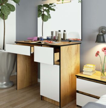 Toaletný stolík PAVEL900P: Moderná elegancia v odtieni duba craft a bielej  Introdukujeme PAVEL900P - toaletný stolík, ktorý skvele kombinuje teplé tóny duba craft s čistým bielym dizajnom. Tento nábytok sa stane výrazným kúskom v každej spálni vďaka jeho sofistikovanej estetike a praktickosti.   Typ tovaru: Toaletný stolík Vhodné do miestnosti: spálňa Materiál: LTD Rozmer: 142 x 90 x 50 cm Farba: dub craft + biela  Vybavenie: 2 zásuvky, dvierka plné (skrinka) a zrkadlo Počet políc: 2  Pravé prevedenie.  PAVEL900P je navrhnutý s dôrazom na detaily. Dve zásuvky a priestranná skrinka s plnými dvierkami ponúkajú dostatok úložného priestoru pre všetky vaše kozmetické potreby. Integrované zrkadlo dokončuje jeho elegantný vzhľad, zatiaľ čo dve poličky umožňujú jednoduchú organizáciu vašich obľúbených doplnkov.