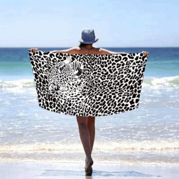 Trendová osuška na pláž – biela s leopardím motívom 100x180 cm