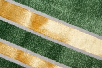 Trendový zelený koberec so zlatým vzorom po okrajoch Šírka: 120 cm | Dĺžka: 170 cm