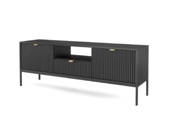 Dizajnový sektor NEW dodá Vašej obývacej miestnosti štýl. Pri sektore NEW sú použité najnovšie trendy v dizajne nábytku a kvalitný materiál. Korpus je vyrobený z 16mm LTD odolnej voči poškriabaniu, na dvierkach je použitá 18mm MDF riflovaná doska a úchyty sú hliníkové v zlatom farebnom prevedení. Všetky hrany sektoru NEW sú chránené ABS páskou.Tv stolík RTV154 má po stranách dvierka, kde si môžete uložiť všetky potrebné veci, v strede je odkladacia polica vhodná napr. na set-top box a pod ňou sa nachádza ešte zásuvka. Materiál: 16mm LTD, ABS hrany, hliníkové zlaté úchyty, 18mm MDF riflovaná doska na dvierkachRozmer (ŠxVxH) : 154 x 56 x 39 cmVýška nožičiek: 20 cm Farebné prevedenie : čiernyDodávame v demonte.