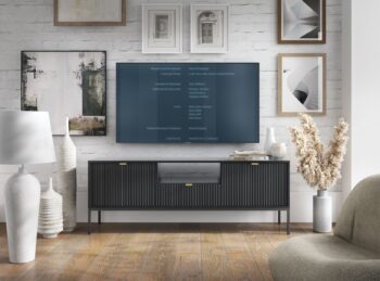 Dizajnový sektor NEW dodá Vašej obývacej miestnosti štýl. Pri sektore NEW sú použité najnovšie trendy v dizajne nábytku a kvalitný materiál. Korpus je vyrobený z 16mm LTD odolnej voči poškriabaniu, na dvierkach je použitá 18mm MDF riflovaná doska a úchyty sú hliníkové v zlatom farebnom prevedení. Všetky hrany sektoru NEW sú chránené ABS páskou.Tv stolík RTV154 má po stranách dvierka, kde si môžete uložiť všetky potrebné veci, v strede je odkladacia polica vhodná napr. na set-top box a pod ňou sa nachádza ešte zásuvka. Materiál: 16mm LTD, ABS hrany, hliníkové zlaté úchyty, 18mm MDF riflovaná doska na dvierkachRozmer (ŠxVxH) : 154 x 56 x 39 cmVýška nožičiek: 20 cm Farebné prevedenie : čiernyDodávame v demonte.