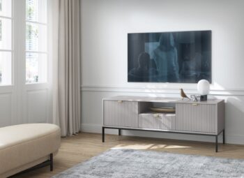 Dizajnový sektor NEW dodá Vašej obývacej miestnosti štýl. Pri sektore NEW sú použité najnovšie trendy v dizajne nábytku a kvalitný materiál. Korpus je vyrobený z 16mm LTD odolnej voči poškriabaniu, na dvierkach je použitá 18mm MDF riflovaná doska a úchyty sú hliníkové v zlatom farebnom prevedení. Všetky hrany sektoru NEW sú chránené ABS páskou.Tv stolík RTV154 má po stranách dvierka, kde si môžete uložiť všetky potrebné veci, v strede je odkladacia polica vhodná napr. na set-top box a pod ňou sa nachádza ešte zásuvka. Materiál: 16mm LTD, ABS hrany, hliníkové zlaté úchyty, 18mm MDF riflovaná doska na dvierkachRozmer (ŠxVxH) : 154 x 56 x 39 cmVýška nožičiek: 20 cm Farebné prevedenie : sivýDodávame v demonte.