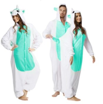 Máte radi zábavu a dobrú náladu? Oblečte sa do overalov z kolekcie KIGURUMI a už nikdy sa nebudete cítiť zle. Primárne sú určené na nosenie doma, avšak stále viac sa rozbieha trend využívania týchto overalov aj na bežné nosenie. Dôkazom toho sú aj slávne osobnosti ako Rita Ora či Rihana, ktoré sa v nich dokonca aj prechádzajú po ulici. Ich využitie je skutočne všestranné. Zahrejú Vás pri leňošení počas chladných jesenných čí zimných dní, privodia Vám tie najkrajšie rozprávkové sny počas spánku alebo poslúžia ako veselé oblečenie na doma pre deti, ale aj dospelých. Ďalšími z mnohých možností ich využitia sú karnevaly, rôzne párty či pyžamové večierky. V zahraničí dokonca natrafíte na ľudí, ktorí ich bežne nosia na nákupy či prechádzky po ulici. Kam sa ich odvážite nosiť záleží len na Vás.
