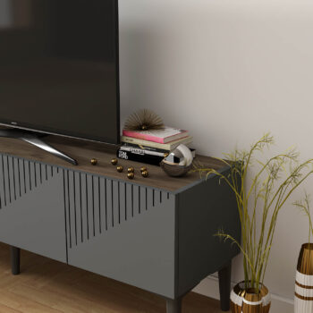 Luxusný TV stolík USER do vašej obývačkyElegantný a praktický TV stolík USER je ideálnou voľbou pre vašu obývaciu izbu. Je vyrobený z kvalitného materiálu LTD s hrúbkou 18 mm, ktorý zaručuje dlhú životnosť a odolnosť. Stolík je navrhnutý v modernom luxusnom štýle, ktorý dodá vášmu interiéru nádych elegancie.Kľúčové vlastnosti:Rozmer: 45 x 154 x 37 cmMateriál: LTDPočet dvierok: 2 plné dvierkaFarba: antracitPlastové nožičkyDodávame v demonteTV stolík USER je navrhnutý tak, aby spĺňal požiadavky na funkčnosť aj estetiku. Dve plné dvierka poskytujú dostatok úložného priestoru pre vaše multimediálne zariadenia či iné potreby. Vďaka plastovým nožičkám je stolík ľahko premiestniteľný a vhodný aj na rôzne typy podláh.Užite si pohodlie a štýl, ktorý TV stolík USER prináša do vášho domova!