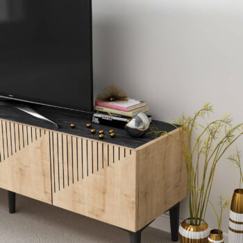 Luxusný TV stolík USER do vašej obývačkyElegantný a praktický TV stolík USER je ideálnou voľbou pre vašu obývaciu izbu. Je vyrobený z kvalitného materiálu LTD s hrúbkou 18 mm, ktorý zaručuje dlhú životnosť a odolnosť. Stolík je navrhnutý v modernom luxusnom štýle, ktorý dodá vášmu interiéru nádych elegancie.Kľúčové vlastnosti:Rozmer: 45 x 154 x 37 cmMateriál: LTDPočet dvierok: 2 plné dvierkaFarba: dubPlastové nožičkyDodávame v demonteTV stolík USER je navrhnutý tak, aby spĺňal požiadavky na funkčnosť aj estetiku. Dve plné dvierka poskytujú dostatok úložného priestoru pre vaše multimediálne zariadenia či iné potreby. Vďaka plastovým nožičkám je stolík ľahko premiestniteľný a vhodný aj na rôzne typy podláh.Užite si pohodlie a štýl, ktorý TV stolík USER prináša do vášho domova!