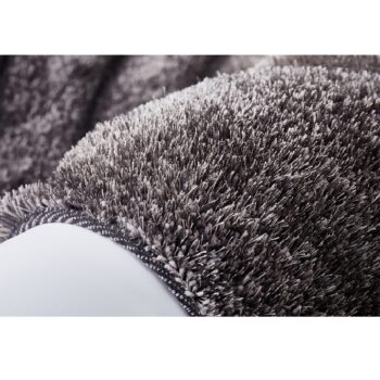 Koberec VANJA 200x300 cm je vyrobený zo 100% polyesteru v univerzálnej a neutrálnej farbe, ktorá otvára brány nekonečných kombinácií pre ktorýkoľvek interiér. Farebná stálosť a vysoká odolnosť materiálu sú ďalšie výhody, ktoré určite oceníte. Vydajte sa na púť špirálovou galaxiou a objavujte krásy…