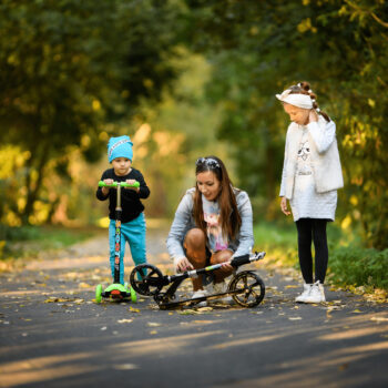 Detská kolobežka s osvetlením Vaola Typ 1 v zeleno-čiernom prevedení je ideálnym spoločníkom pre deti vo veku od 6 do 12 rokov. Táto moderná kolobežka značky KONDELA kombinuje štýlový dizajn s praktickými funkciami, ktoré zaručia bezpečnú a zábavnú jazdu.