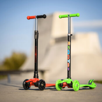 Detská kolobežka s osvetlením Vaola Typ 1 v zeleno-čiernom prevedení je ideálnym spoločníkom pre deti vo veku od 6 do 12 rokov. Táto moderná kolobežka značky KONDELA kombinuje štýlový dizajn s praktickými funkciami, ktoré zaručia bezpečnú a zábavnú jazdu.