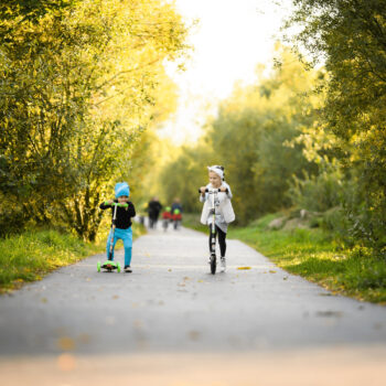 Detská kolobežka s osvetlením Vaola Typ 1 v zeleno-čiernom prevedení je ideálnym spoločníkom pre deti vo veku od 6 do 12 rokov. Táto moderná kolobežka značky KONDELA kombinuje štýlový dizajn s praktickými funkciami, ktoré zaručia bezpečnú a zábavnú jazdu.