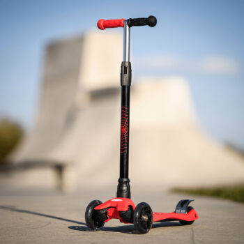 Predstavujeme vám detskú kolobežku s osvetlením Vaola Typ 2 v atraktívnej červeno-čiernej kombinácii, ktorá je ideálnym spoločníkom pre deti vo veku od 6 do 12 rokov. Táto moderná kolobežka značky KONDELA je navrhnutá tak, aby poskytovala nielen zábavu, ale aj bezpečnosť a komfort pri jazde.…