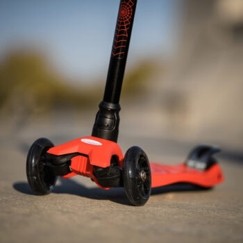 Predstavujeme vám detskú kolobežku s osvetlením Vaola Typ 2 v atraktívnej červeno-čiernej kombinácii, ktorá je ideálnym spoločníkom pre deti vo veku od 6 do 12 rokov. Táto moderná kolobežka značky KONDELA je navrhnutá tak, aby poskytovala nielen zábavu, ale aj bezpečnosť a komfort pri jazde.…