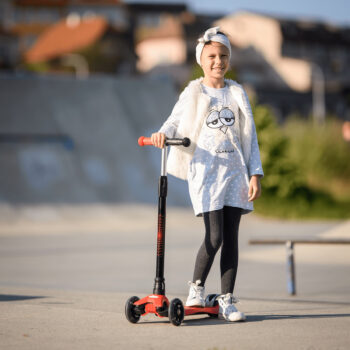 Predstavujeme vám detskú kolobežku s osvetlením Vaola Typ 2 v atraktívnej červeno-čiernej kombinácii, ktorá je ideálnym spoločníkom pre deti vo veku od 6 do 12 rokov. Táto moderná kolobežka značky KONDELA je navrhnutá tak, aby poskytovala nielen zábavu, ale aj bezpečnosť a komfort pri jazde.…