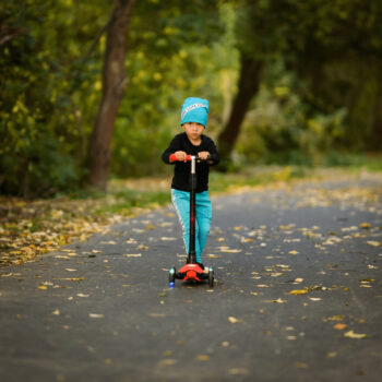Predstavujeme vám detskú kolobežku s osvetlením Vaola Typ 2 v atraktívnej červeno-čiernej kombinácii, ktorá je ideálnym spoločníkom pre deti vo veku od 6 do 12 rokov. Táto moderná kolobežka značky KONDELA je navrhnutá tak, aby poskytovala nielen zábavu, ale aj bezpečnosť a komfort pri jazde.…