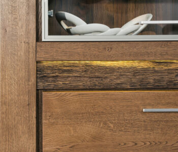 Konferenčný stolík V-41 patrí do modernej sektorovej rady VELET. Nábytok je vyrobený z vysoko kvalitných materiálov: korpus je z prírodnej dyhy, predné časti sú z masívneho dreva. Elegantné farebné prevedenie dub rustikálny. Rozmer š/v/h 120 x 48 x 70 cm. Dodávame v demonte.V sektore VELET sa nachádza 15 rôznych elementov, z ktorých je možné zariadiť si originálnu jedáleň či obývačku.