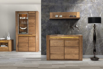 Konferenčný stolík V-41 patrí do modernej sektorovej rady VELET. Nábytok je vyrobený z vysoko kvalitných materiálov: korpus je z prírodnej dyhy, predné časti sú z masívneho dreva. Elegantné farebné prevedenie dub rustikálny. Rozmer š/v/h 120 x 48 x 70 cm. Dodávame v demonte.V sektore VELET sa nachádza 15 rôznych elementov, z ktorých je možné zariadiť si originálnu jedáleň či obývačku.