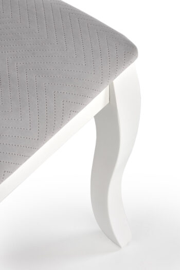 Dokonalým štýlovým doplnkom, ktorý skvele zapadne do Vašej elegantnej kuchyne či jedálne, sa stane jedálenská stolička VELO. Jedinečnosť a originálnosť jej dodáva okrúhle mäkké operadlo. Jemne tvarované nožičky stoličky zabezpečujú jej stabilitu a dodávajú jej šmrnc. Sedacia aj opierková časť sú…
