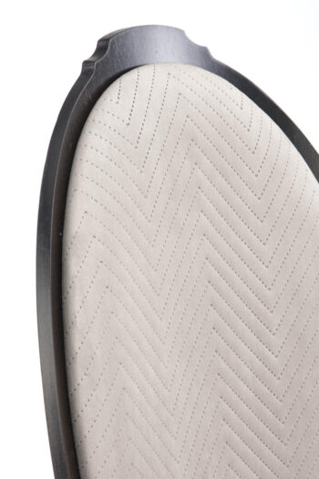 Dokonalým štýlovým doplnkom, ktorý skvele zapadne do Vašej elegantnej kuchyne či jedálne, sa stane jedálenská stolička VELO. Jedinečnosť a originálnosť jej dodáva okrúhle mäkké operadlo. Jemne tvarované nožičky stoličky zabezpečujú jej stabilitu a dodávajú jej šmrnc. Sedacia aj opierková časť sú…