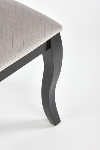 Dokonalým štýlovým doplnkom, ktorý skvele zapadne do Vašej elegantnej kuchyne či jedálne, sa stane jedálenská stolička VELO. Jedinečnosť a originálnosť jej dodáva okrúhle mäkké operadlo. Jemne tvarované nožičky stoličky zabezpečujú jej stabilitu a dodávajú jej šmrnc. Sedacia aj opierková časť sú…
