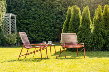 Vychutnávajte si oddych na čerstvom vzduchu so záhradným setom z umelého ratanu VELONET, ktorý Vás bude vďaka svojim rozmerom tešiť nie len na záhrade či terase, ale aj balkóne. Rám setu je vyrobený z kvalitnej ocele a sedacia časť a operadlo sú vypletené plochým umelým ratanom. Jeho farebné…