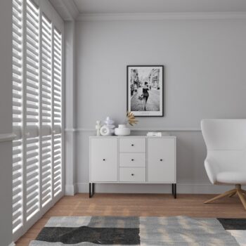 Ak hľadáte originálny nábytok do svojho interiéru, nábytok VENDENA je perfektnou voľbou. Nábytok VENDENA je v loftovom a štýlovom prevedení, vhodný do obývačky či spálne.Komoda je vyrobená z kvalitných LTD dosiek. Sú nenáročné na údržbu. Konštrukcia kovová, v čiernom prevedení. Komoda disponuje tromi praktickými zásuvkami. Komoda je dvojdverová, s tromi zásuvkami.Farebné prevedenie: biela.Rozmery:šírka: 115 cmvýška: 82 cmhĺbka: 33 cm.V našej ponuke nájdete aj ďalšie prvky VENDENA.Dodávame v demontovanom stave.