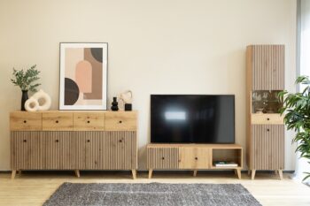 Nábytok VENEZA je charakteristický frézovanými prednými časťami, minimalistickými úchytkami a dizajnovými vysokými nožičkami. Tento estetický sektorový nábytok je v modernom dizajnovom prevedení, vhodný do moderných interiérov. Vďaka viacerým prvkom VENEZA si poskladáte vašu obývačku podľa predstáv.Kombinovaná komoda je vyrobená z kvalitných LTD dosiek, ktoré sa jednoducho udržiavajú. Komoda je dvojdverová, disponuje dvomi zásuvkami.Farebné prevedenie: dub Artisan, čierna.Rozmery:šírka: 91 cmvýška: 95 cmhĺbka: 42 cmDodávame v demontovanom stave.