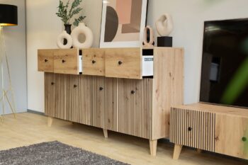 Nábytok VENEZA je charakteristický frézovanými prednými časťami, minimalistickými úchytkami a dizajnovými vysokými nožičkami. Tento estetický sektorový nábytok je v modernom dizajnovom prevedení, vhodný do moderných interiérov. Vďaka viacerým prvkom VENEZA si poskladáte vašu obývačku podľa predstáv.Kombinovaná komoda je vyrobená z kvalitných LTD dosiek, ktoré sa jednoducho udržiavajú. Komoda je štvordverová, disponuje 4 zásuvkami.Farebné prevedenie: dub Artisan, čierna.Rozmery:šírka: 179 cmvýška: 95 cmhĺbka: 42 cmDodávame v demontovanom stave.