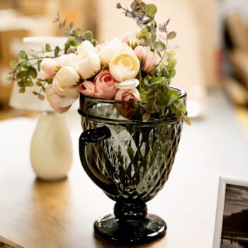 Džbán na vodu Veritas s objemom 1150 ml je elegantným a praktickým doplnkom do každej domácnosti. Tento moderný džbán, vyrobený z kvalitného skla, sa stane neoddeliteľnou súčasťou vášho stolovania. Jeho jednoduchý a čistý dizajn v sivej farbe dodáva interiéru sofistikovaný vzhľad.