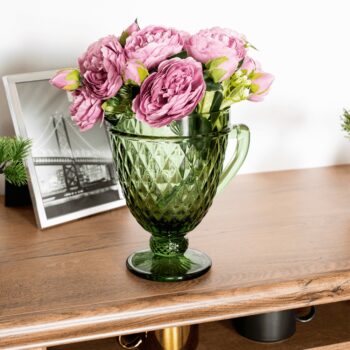 Džbán na vodu Veritas s objemom 1150 ml je elegantným a praktickým doplnkom do každej domácnosti. Tento moderný džbán, vyrobený z kvalitného skla, sa stane neoddeliteľnou súčasťou vášho stolovania. Jeho jednoduchý a čistý dizajn v sivej farbe dodáva interiéru sofistikovaný vzhľad.