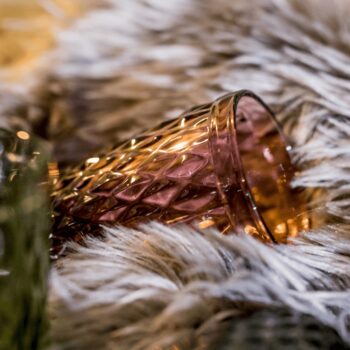 Predstavujeme vám elegantný pohár na vodu Veritas Typ 1, ktorý je ideálnym doplnkom pre každú domácnosť. Tento set obsahuje štyri poháre s objemom 350 ml, ktoré sú vyrobené z kvalitného skla a ponúkajú moderný vzhľad, ktorý sa hodí do akéhokoľvek interiéru.