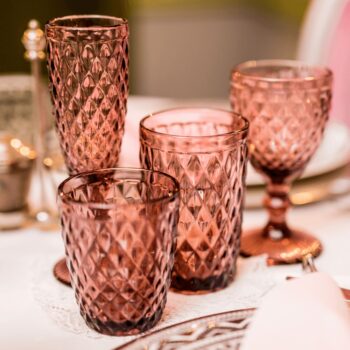 Predstavujeme vám elegantný pohár na vodu Veritas Typ 2, ktorý je súčasťou sady štyroch kusov. Tento moderný pohár s objemom 240 ml je ideálny pre každodenné použitie v domácnosti alebo pri špeciálnych príležitostiach. Vďaka svojmu štýlovému dizajnu a kombinácii farieb sa stane ozdobou vášho…