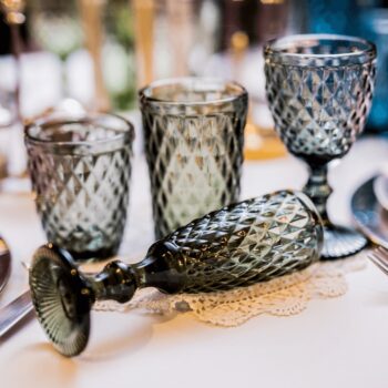 Predstavujeme vám elegantný pohár na šampanské Veritas Typ 4, ktorý je súčasťou sady štyroch kusov. Tento moderný pohár s objemom 150 ml je ideálny pre každodenné použitie v domácnosti alebo pri špeciálnych príležitostiach. Vďaka svojmu štýlovému dizajnu a kombinácii farieb sa stane ozdobou…